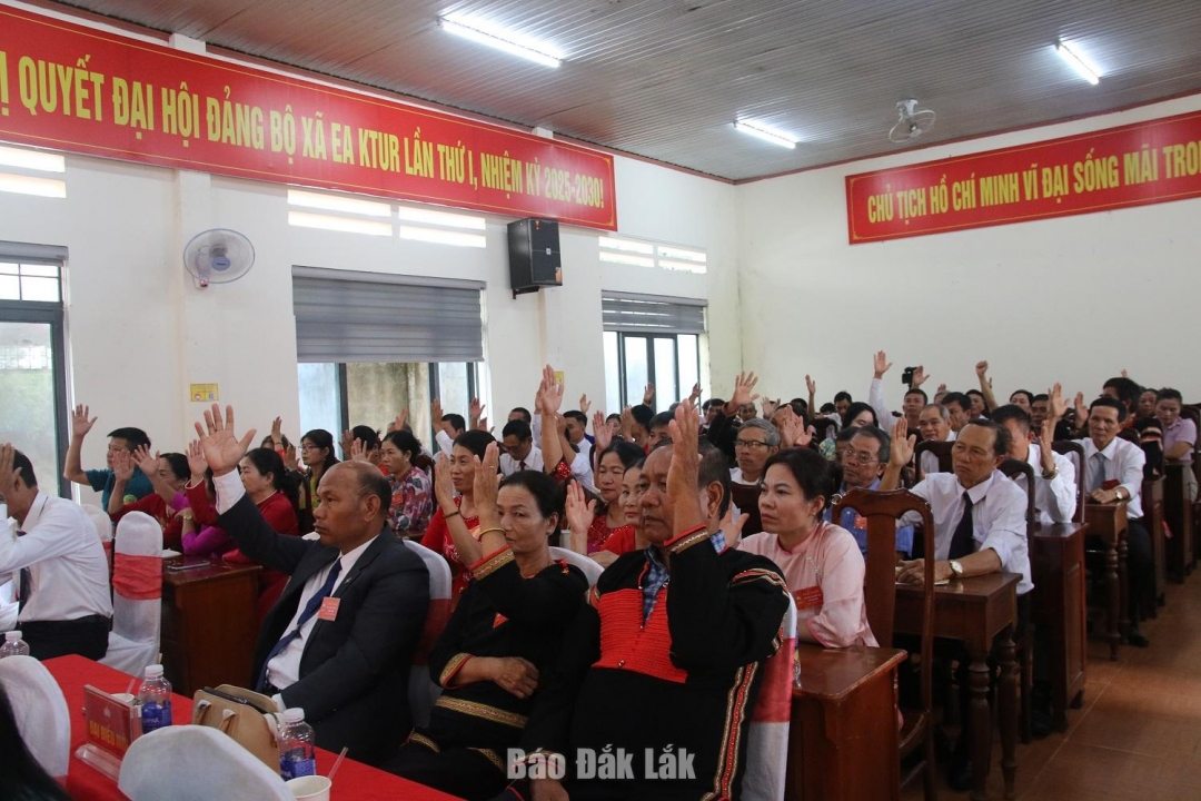 Đại biểu dự đại hội biểu quyết hiệp thương cử Ủy ban MTTQ Việt Nam xã khóa I.