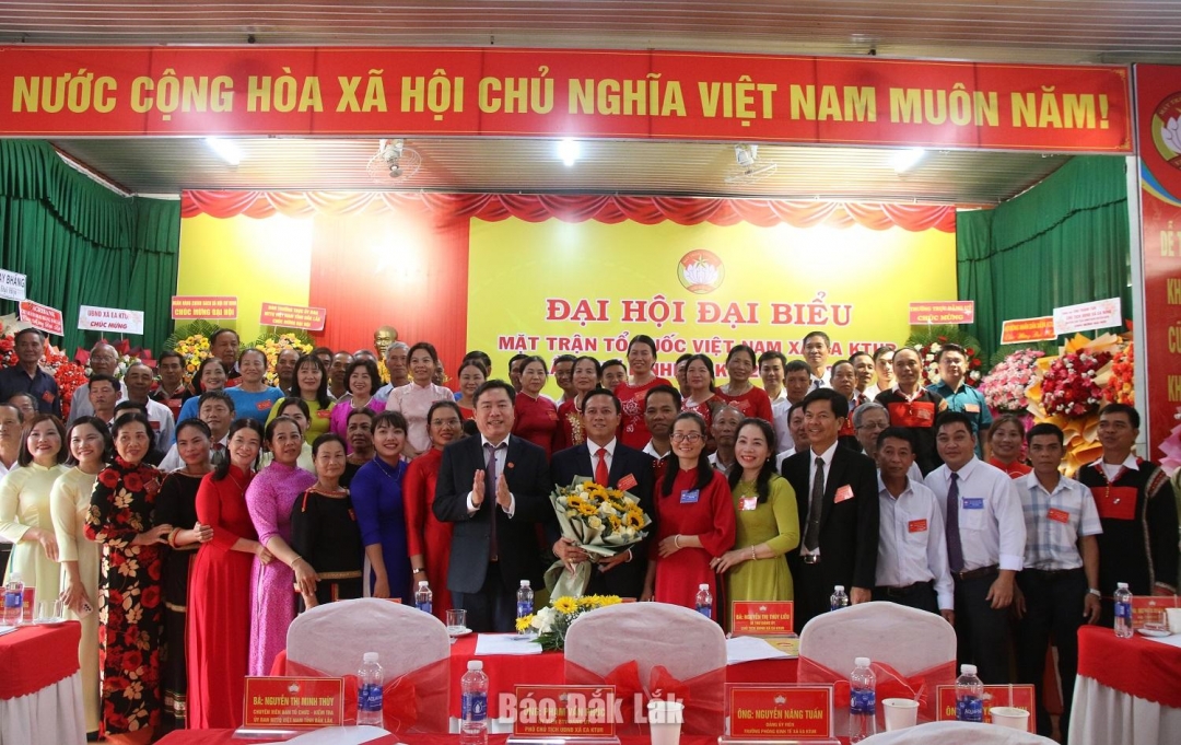 Ủy viên Ủy ban MTTQ Việt Nam xã Ea Ktur khóa I ra mắt và nhận nhiệm vụ.