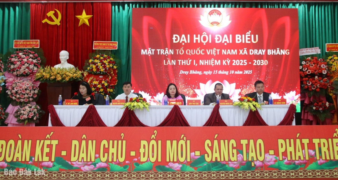 Đoàn Chủ tịch điều hành đại hội.