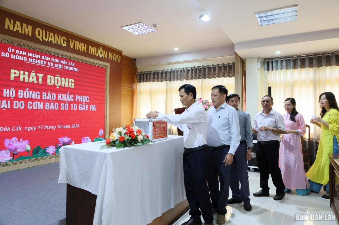 Các đại biểu ủng hộ đồng bào bị thiệt hại do cơn bão số 10.