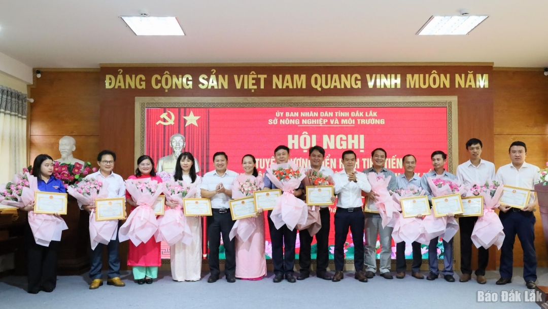 Các tập thể điển hình tiên tiến được vinh danh tại hội nghị.