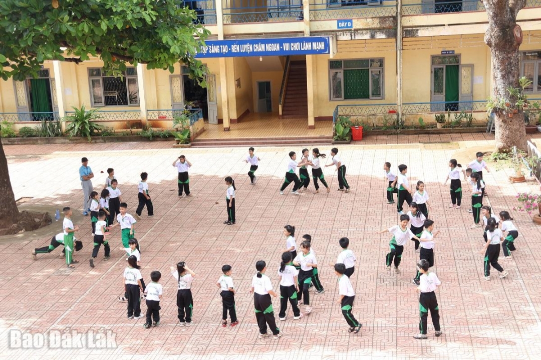 Giờ học thể dục của học sinh Trường Tiểu học Nguyễn Công Trứ (phường Buôn Ma Thuột)