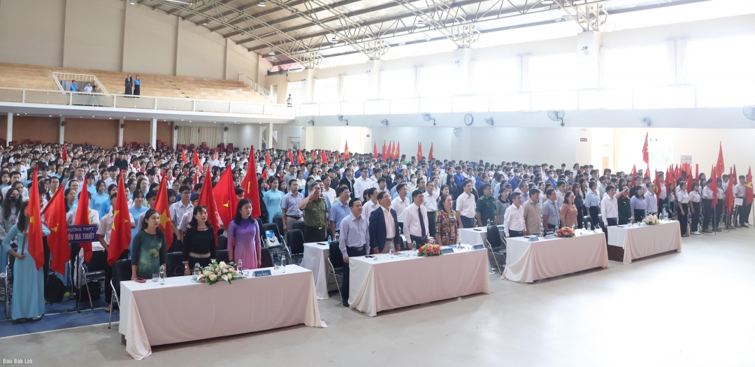Các đại biểu tham dự buổi lễ.
