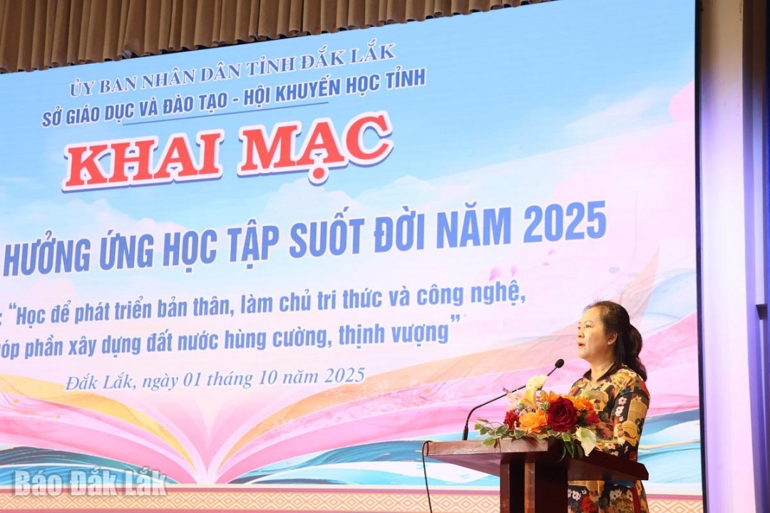 Phó Giám đốc Sở GD-ĐT Lê Thị Kim Oanh phát biểu tại buổi lễ.