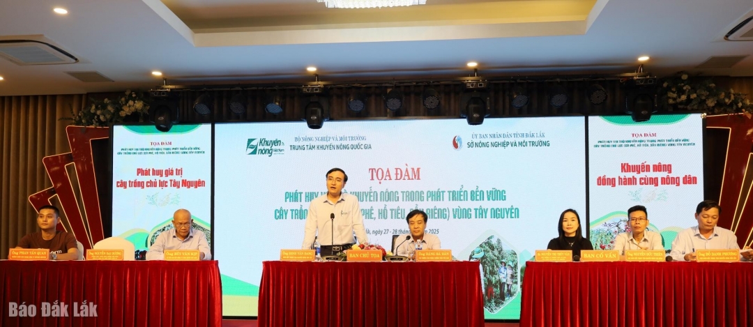 Các đại biểu chủ trì phiên thảo luận.