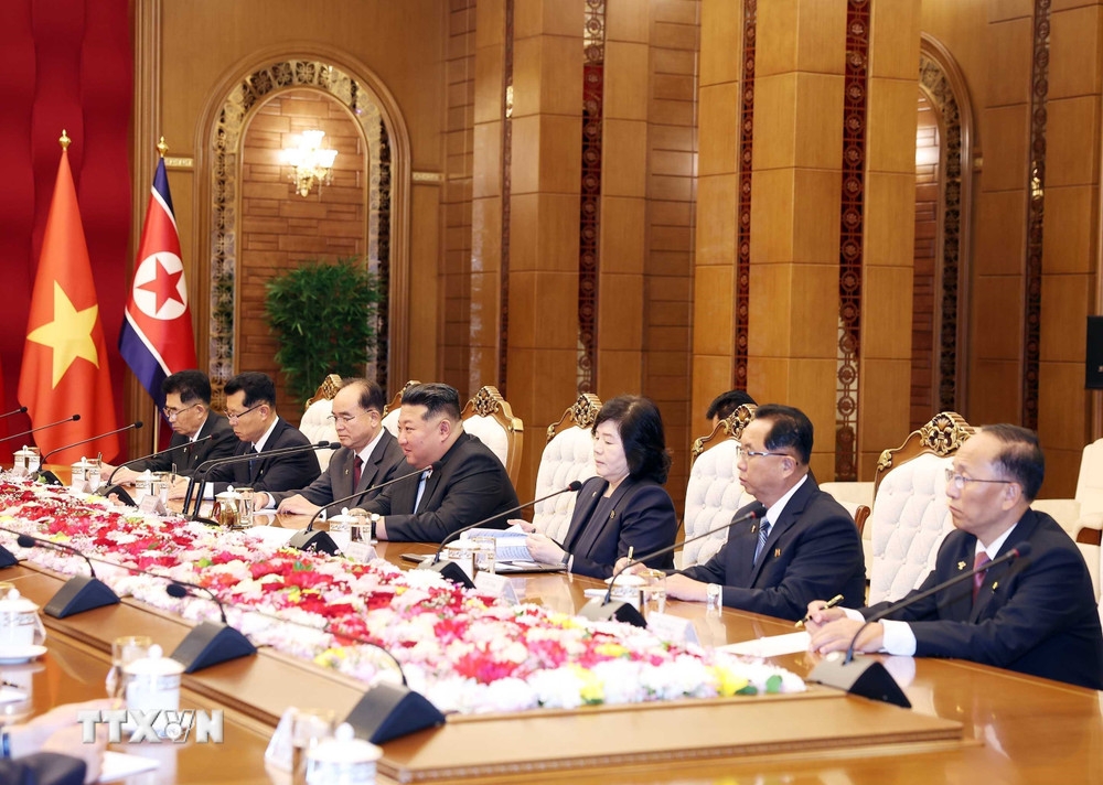 Tổng Bí thư, Chủ tịch Quốc vụ CHDCND Triều Tiên Kim Jong Un và Đoàn cấp cao Triều Tiên tại cuộc hội đàm với Tổng Bí thư Tô Lâm. Ảnh: TTXVN