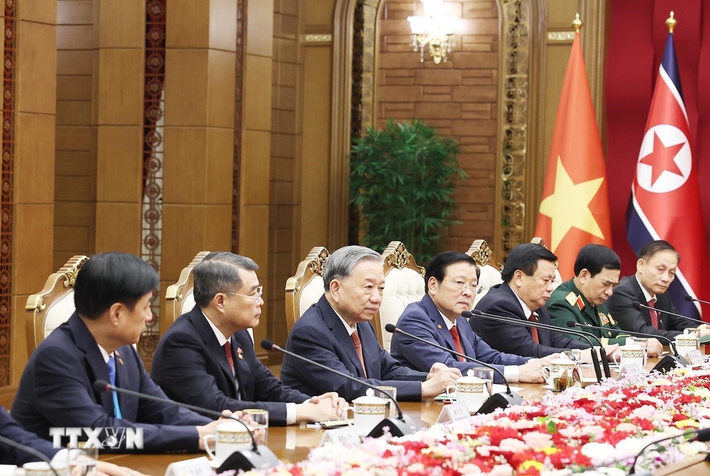 Tổng Bí thư Tô Lâm và Đoàn cấp cao Việt Nam tại cuộc hội đàm với Tổng Bí thư, Chủ tịch Quốc vụ CHDCND Triều Tiên Kim Jong Un. Ảnh: TTXVN