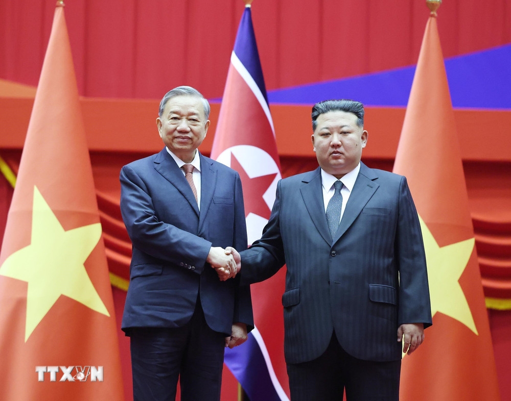 Tổng Bí thư Đảng Lao động Triều Tiên, Chủ tịch Quốc vụ nước Cộng hòa Dân chủ Nhân dân Triều Tiên Kim Jong Un đón Tổng Bí thư Tô Lâm. Ảnh: TTXVN