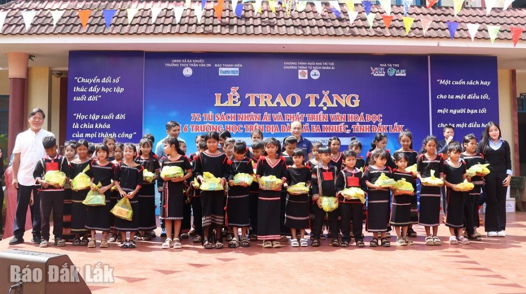 Đại diện nhà tài trợ tặng quà cho học sinh.