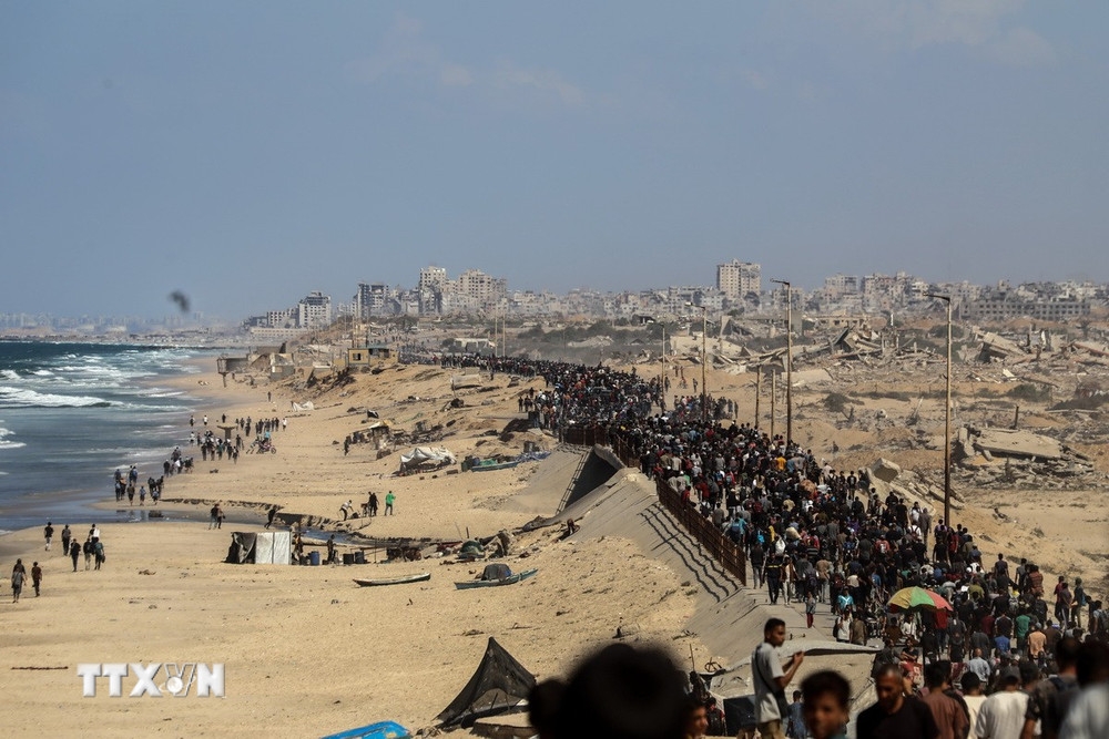 Người dân Palestine trở về nhà tại Dải Gaza, ngày 10/10/2025. Ảnh: TTXVN