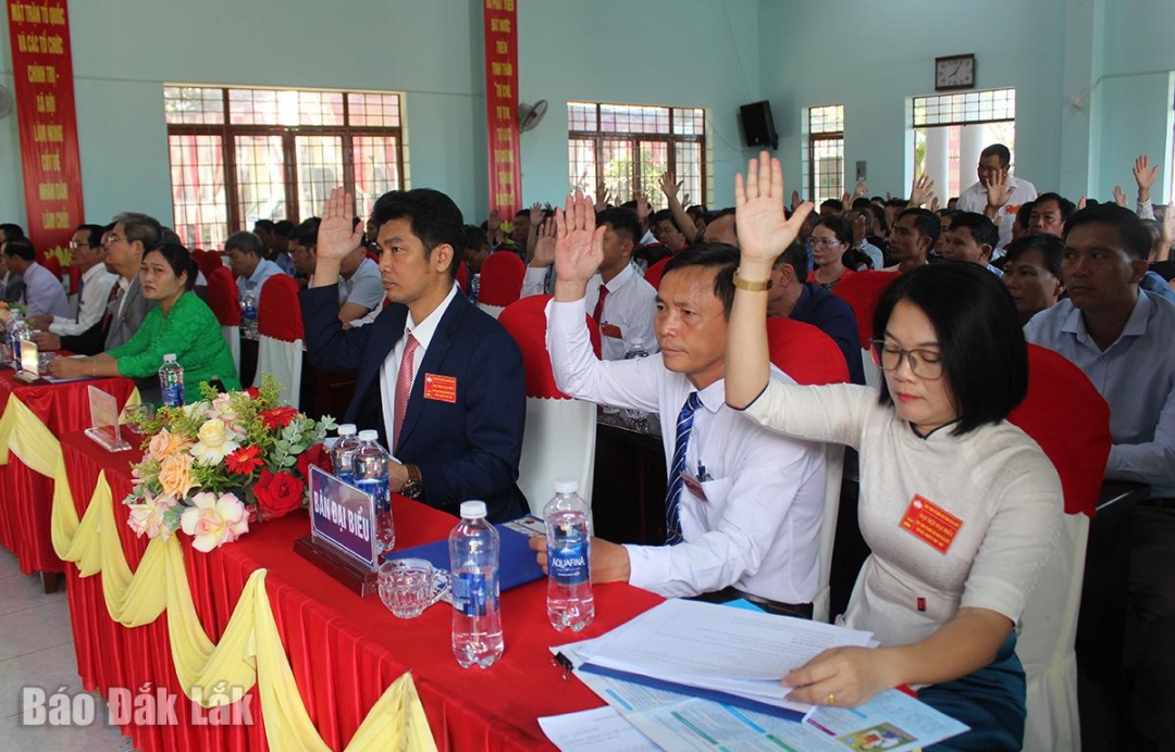 Các đại biểu biểu quyết hiệp thương cử đại biểu tham gia Ủy ban MTTQ Việt Nam xã khóa I.