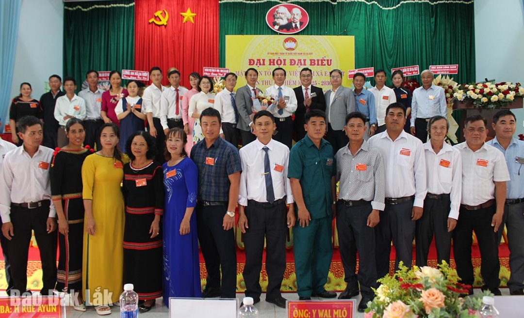 Ủy viên Ủy ban MTTQ Việt Nam xã Ea Kiết khóa I ra mắt và nhận nhiệm vụ.
