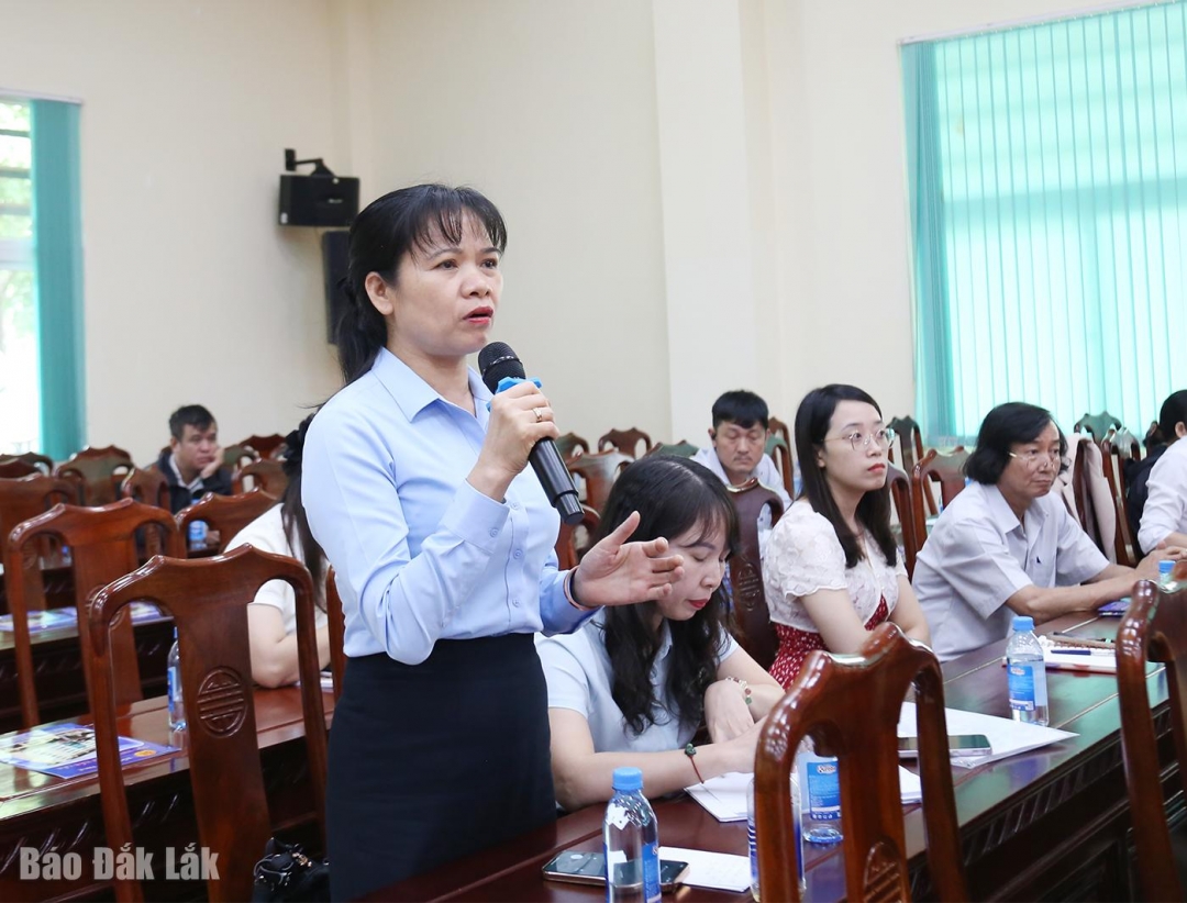 Đại diện Công ty Cổ phần Cao su Đắk Lắk nêu ý kiến tại hội nghị