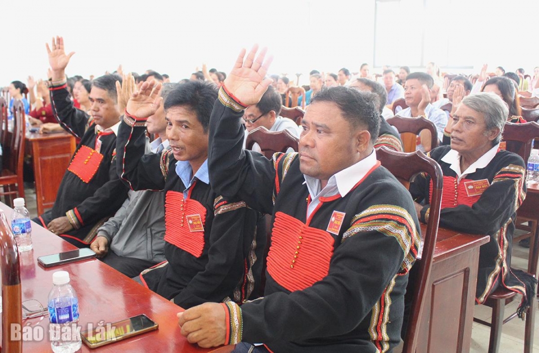 Đại biểu dự đại hội biểu quyết hiệp thương cử 67 vị tham gia Ủy ban MTTQ Việt Nam xã khóa I.