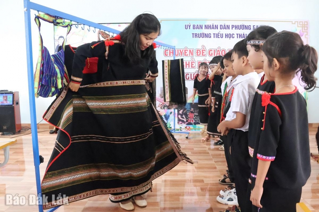 Học sinh Trường Tiểu học Thái phiên (phường Ea Kao) tìm hiểu về vải thổ