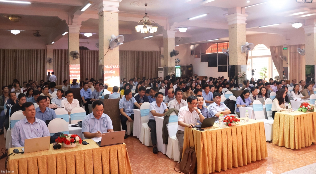 Cán bộ quản lý, giáo viên cấp THPT tham gia hoạt động tập huấn về nội dung giáo dục địa phương sáng 31/10.