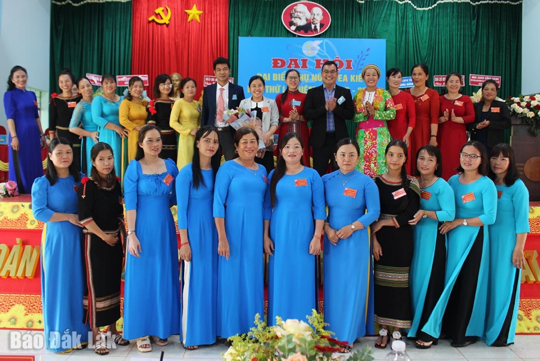 Các ủy viên tham gia Ban Chấp hành Hội LHPN xã Ea Kiết ra mắt đại hội.