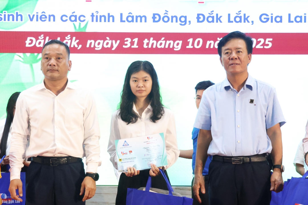 Phó Bí thư Tỉnh ủy, Chủ tịch Ủy ban MTTQ Việt Nam tỉnh Y Giang Gry Niê Knơng