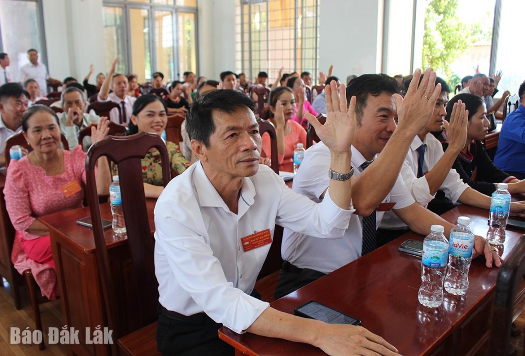 Các đại biểu dự đại hội, biểu quyết hiệp thương cử Ủy ban MTTQ Việt Nam xã khóa I.
