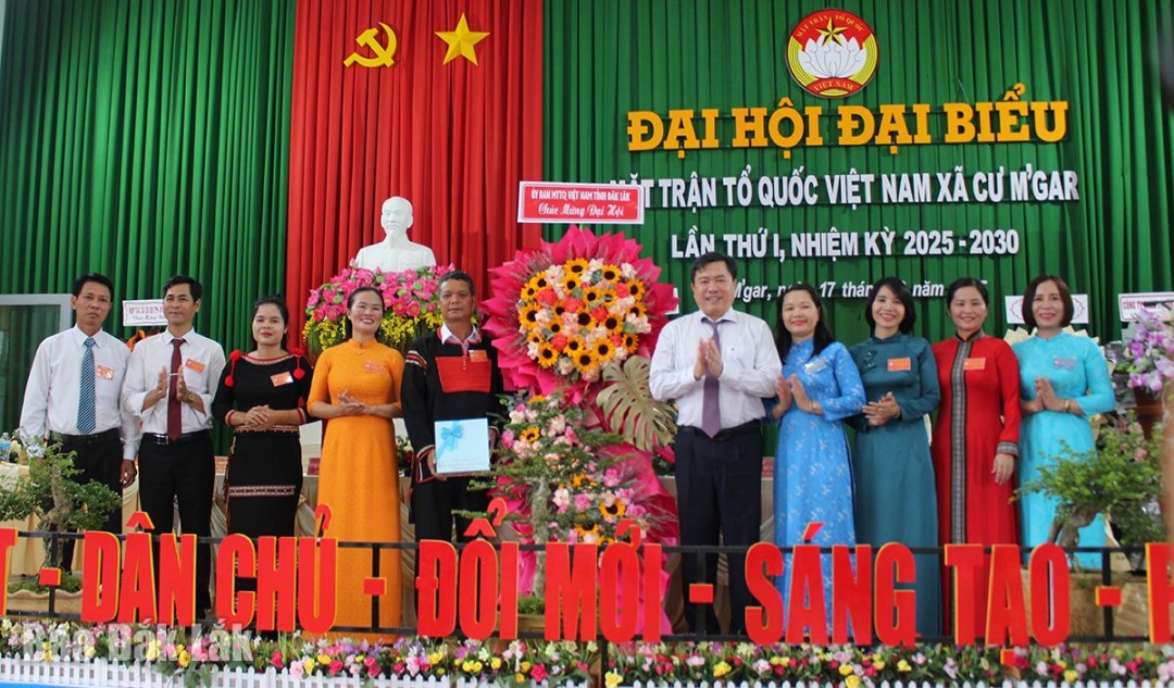 Đồng chí Trần Hữu Thế, Ủy viên Ban Thường vụ Tỉnh ủy, Phó Chủ tịch Thường trực Ủy ban MTTQ Việt Nam tỉnh tặng hoa chúc mừng đại hội.