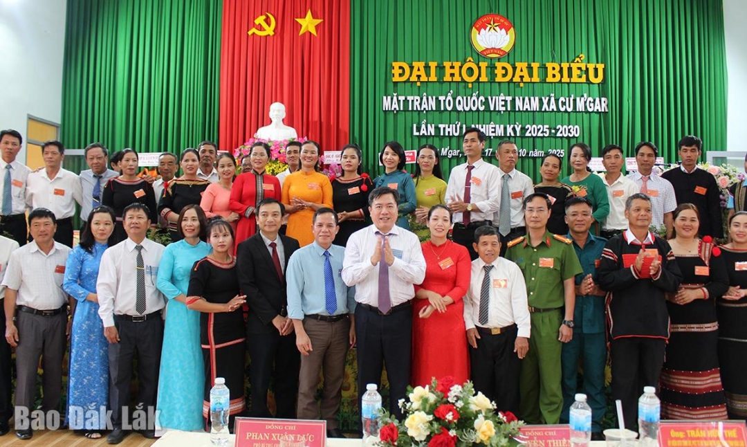 Ủy viên Ủy ban MTTQ Việt Nam xã Cư M’gar khóa I ra mắt và nhận nhiệm vụ.