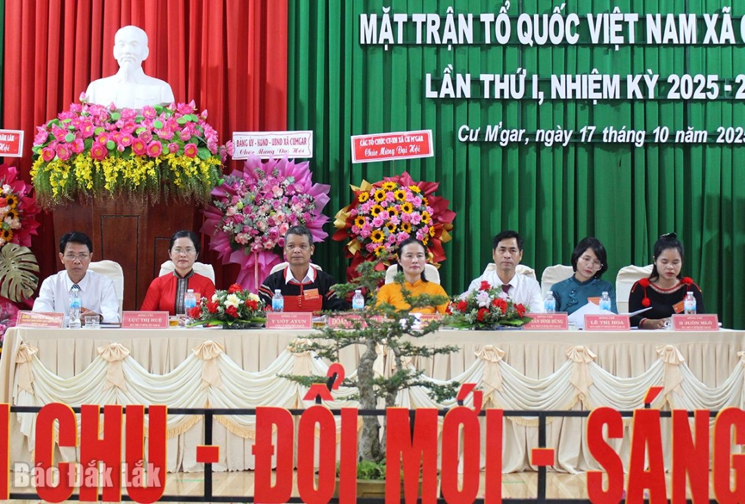 Đoàn chủ tịch điều hành đại hội.