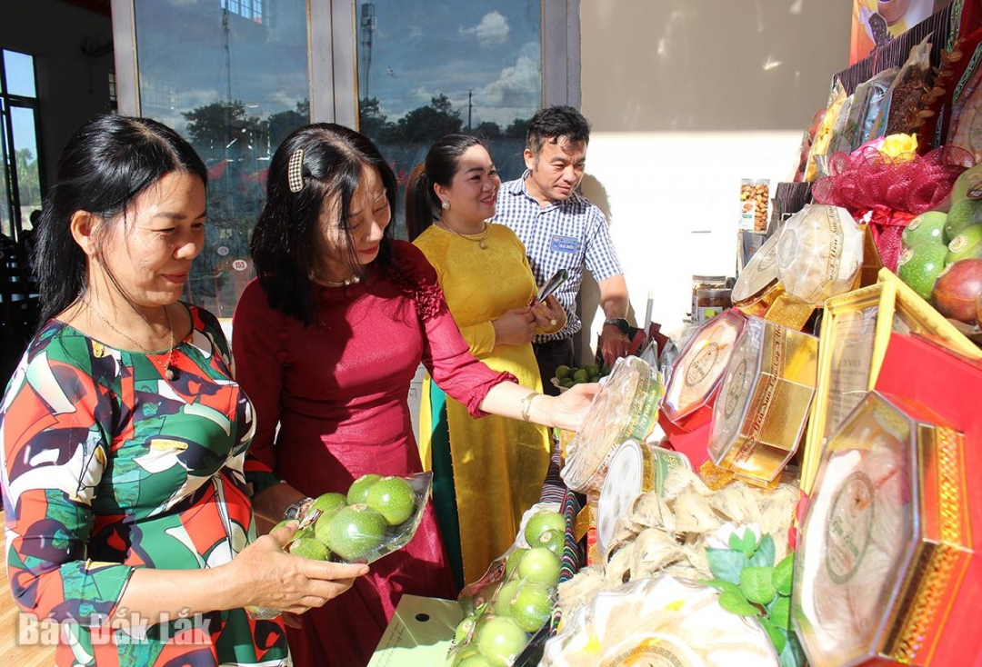 Các đại biểu tham quan gian hàng trưng bày sản phẩm đặc trưng của xã Cư Mgar.