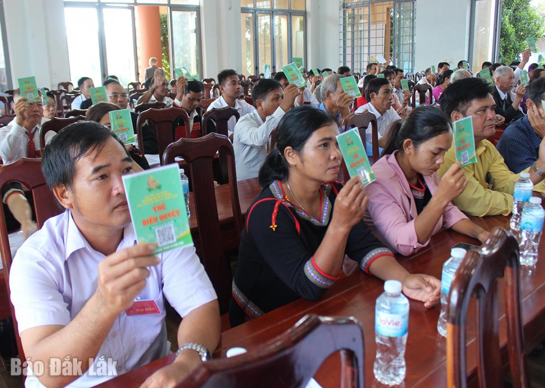 Đại biểu dự đại hội biểu quyết Ban Chấp hành Hội Nông dân xã Cư M’gar khóa I.