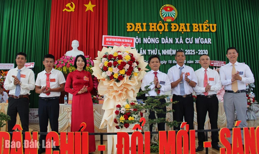 Ông Võ Văn Dũng, Phó Chủ tịch Hội Nông dân tỉnh tặng hoa chúc mừng đại hội.