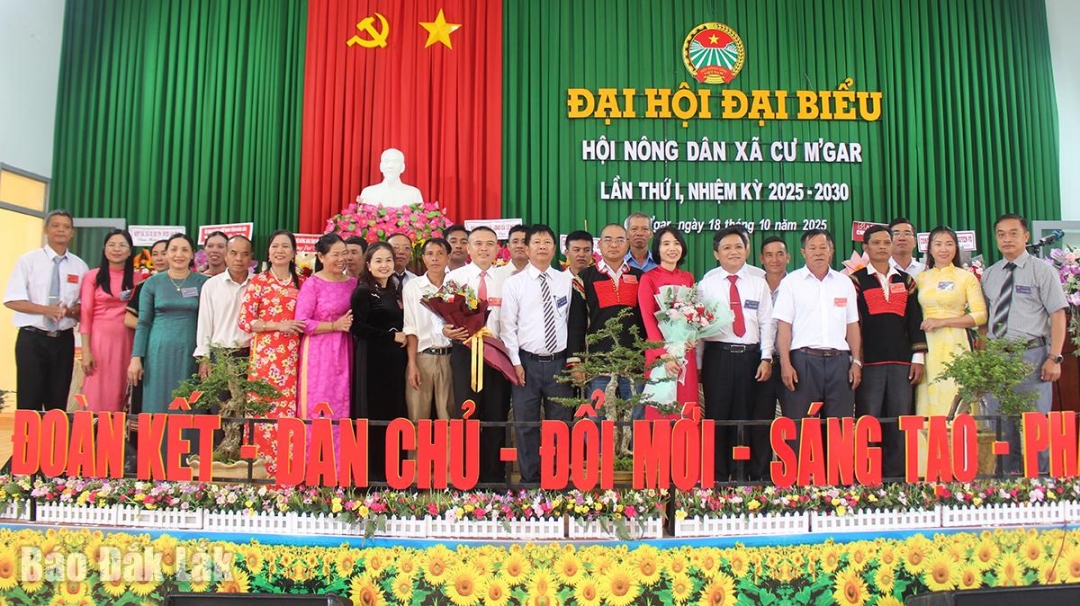 Ban Chấp hành Hội Nông dân xã Cư M’gar khóa I, nhiệm kỳ 2025 - 2030 ra mắt đại hội.