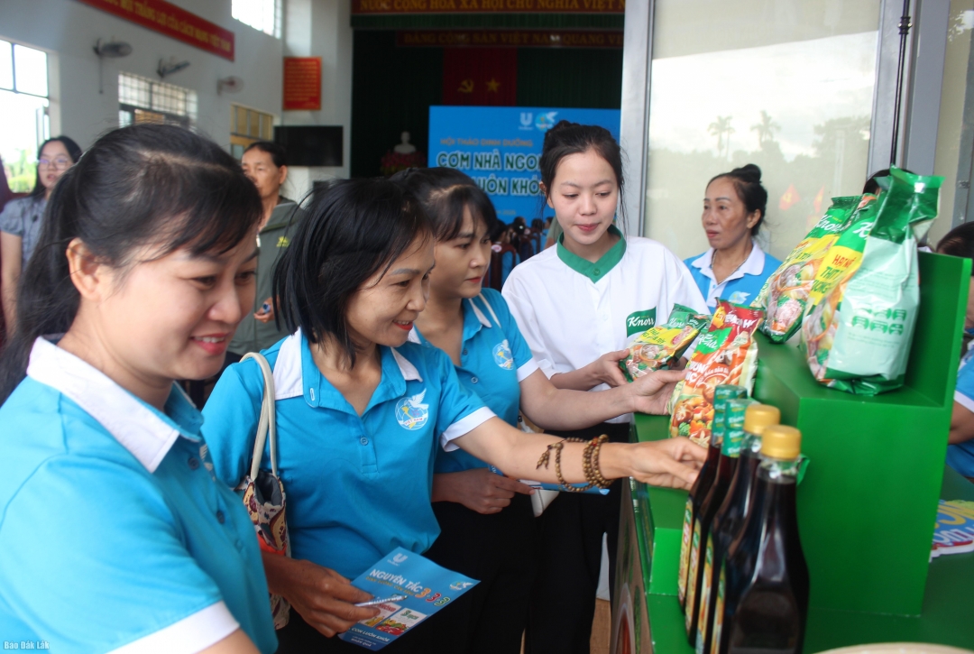 Bên lề chương trình, các hội viên phụ nữ xã được giới thiệu một số sản phẩm của nhãn hàng Knorr.