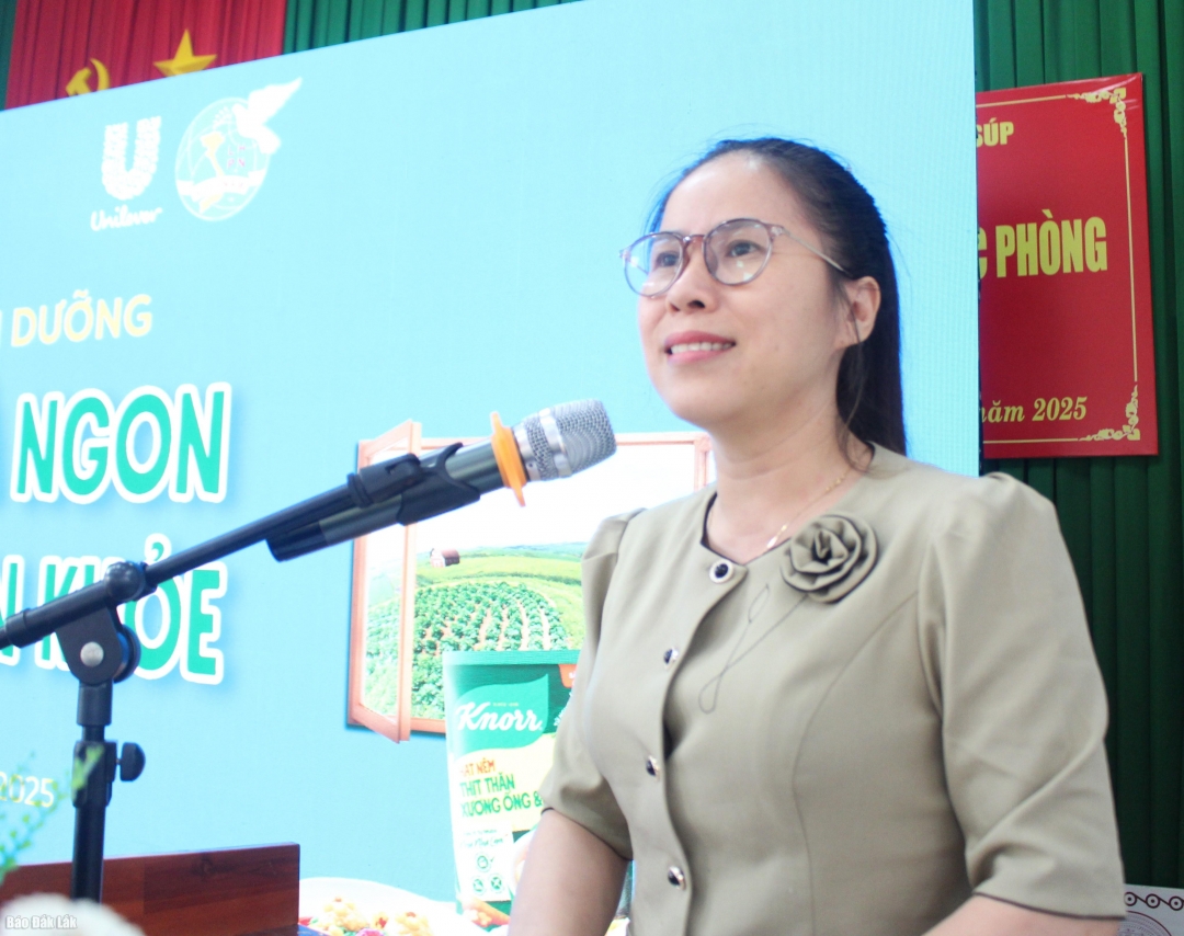 Bà Võ Thị Ngọc, Phó Chủ tịch Hội LHPN tỉnh Đắk Lắk phát biểu trong buổi truyền thông.