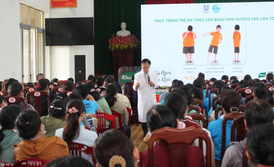 Bác sĩ Võ Thanh Phong, Viện Nghiên cứu và Tư vấn dinh dưỡng (NRECI) chia sẻ kiến thức về dinh dưỡng, sức khỏe cho các hội viên.