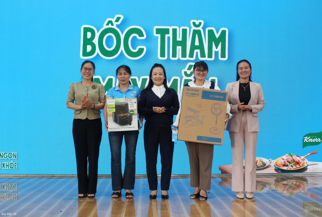 Bà Võ Thị Duyên, Chuyên viên chính Ban Công tác phụ nữ (Trung ương Hội LHPN Việt Nam); Võ Thị Ngọc, Phó Chủ tịch Hội LHPN tỉnh Đắk Lắk; Lê Thị Thu Hiền, Phó Bí thư Thường trực Đảng ủy xã Cư M’gar trao quà cho hội viên nhận quà may mắn của chương trình.