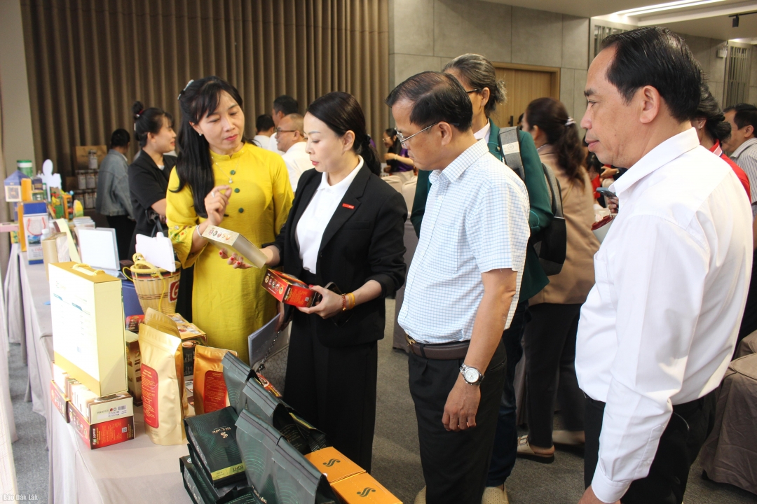 Đại diện doanh nghiệp giới thiệu về sản phẩm của mình với đại diện hệ thống phân phối của Central Retail và lãnh đạo ngành Công Thương.