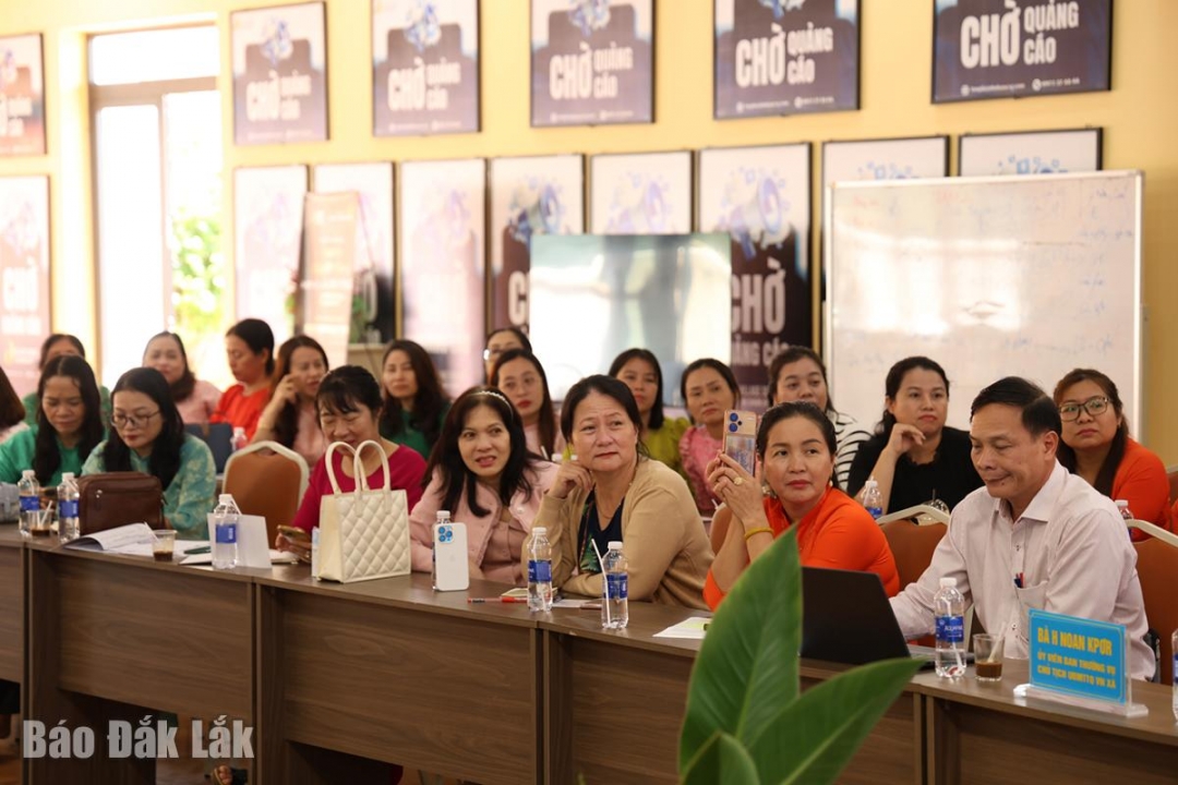 Đại biểu theo dõi nội dung chia sẻ của các diễn giả khách mời.
