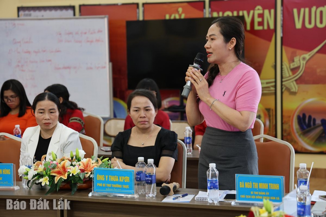Tiến sĩ Ngô Thị Minh Trinh, Bí thư Đảng ủy, Chủ tịch HĐND xã Ea Knuếc trao đổi tại hội nghị.