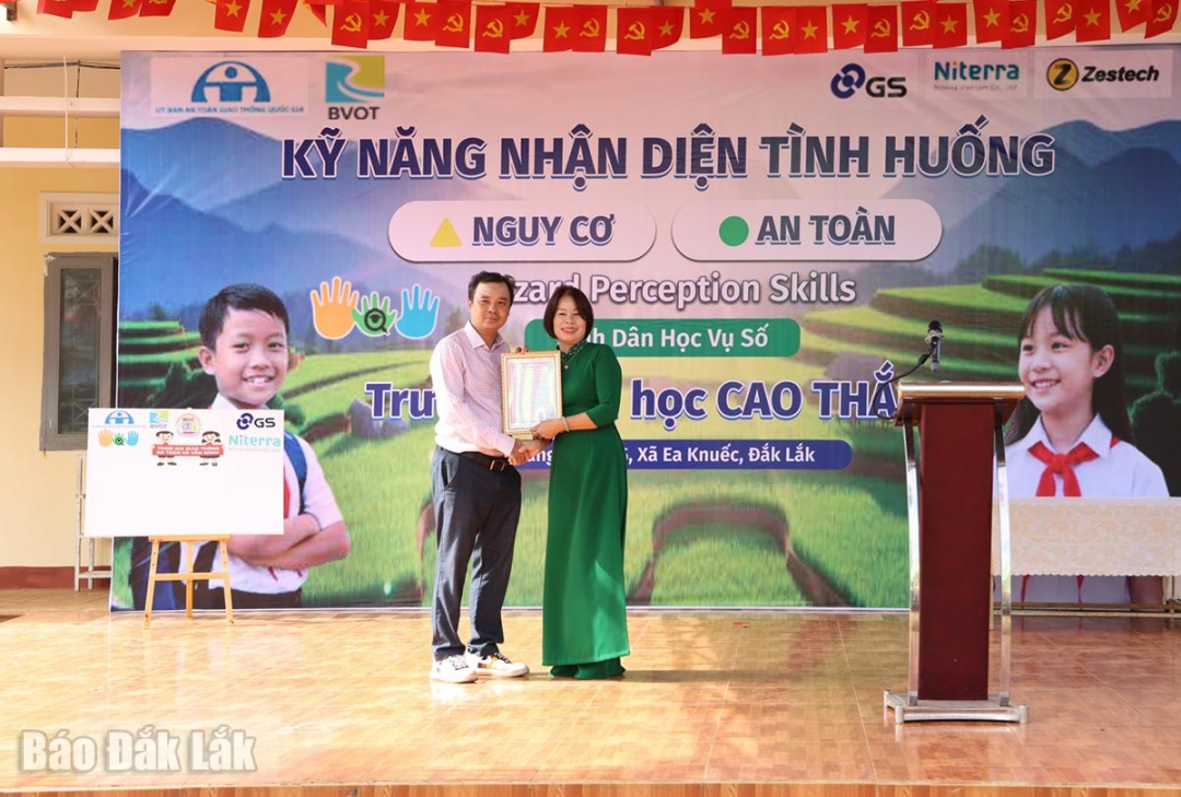 Cô Nguyễn Thị Lục – Hiệu trưởng Trường Tiểu học Cao Thắng trao thư cảm ơn cho đại diện Công ty TNHH BVOT Group.