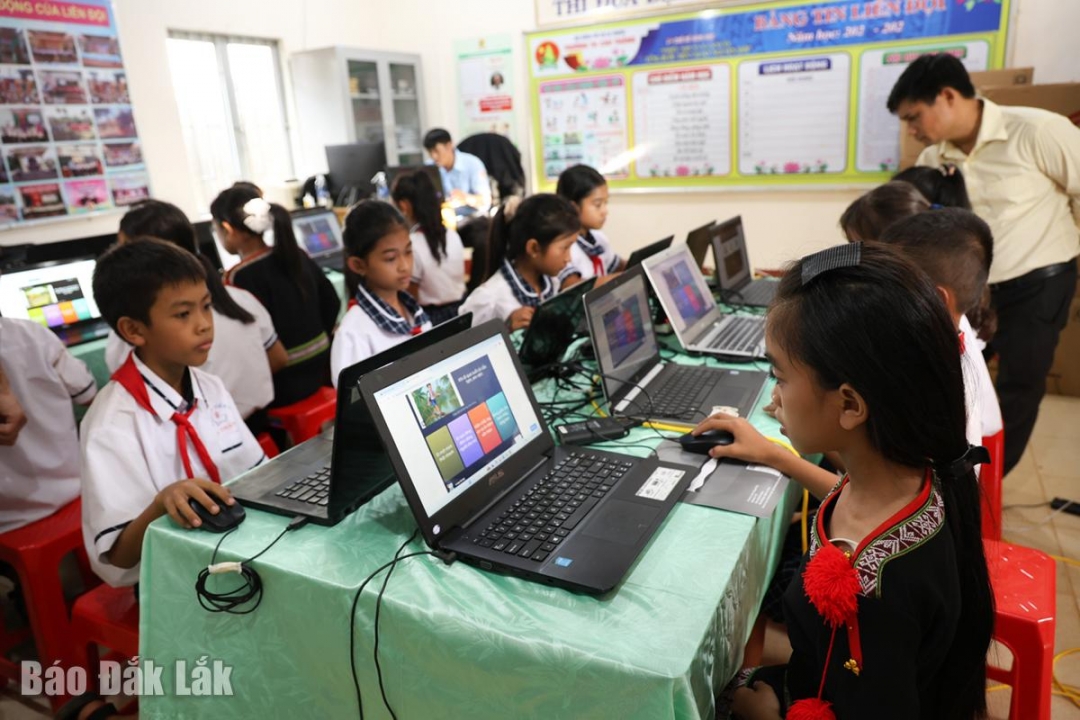Học sinh tham gia trò chơi tương tác trên máy tính.