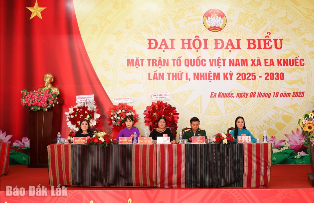 Đoàn chủ tịch điều hành đại hội.