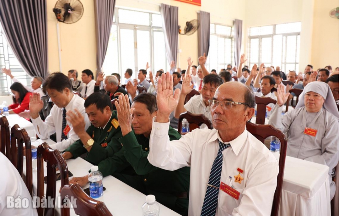 Đại biểu dự đại hội biểu quyết hiệp thương cử Ủy ban MTTQ Việt Nam xã khóa I.