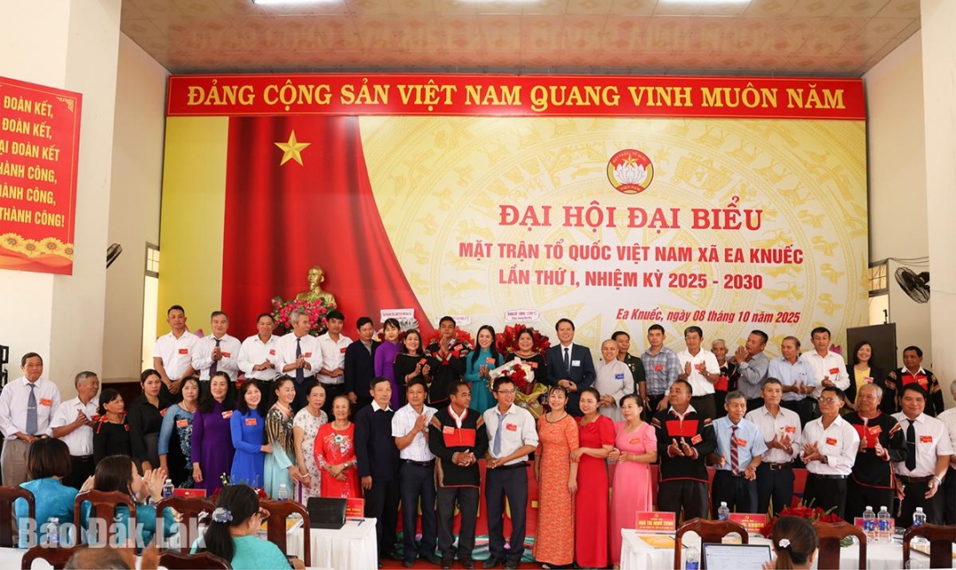 Ủy viên Ủy ban MTTQ Việt Nam xã Ea Knuếc khóa I ra mắt và nhận nhiệm vụ.