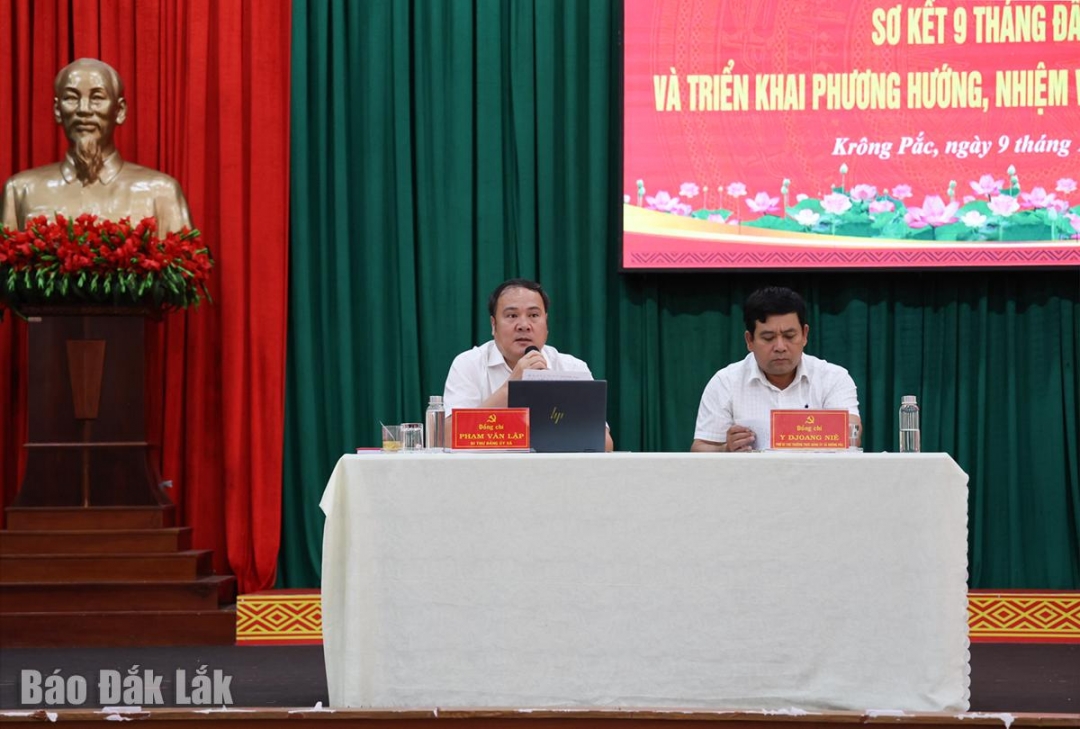 Thường trực Đảng ủy xã Krông Pắc chủ trì hội nghị.