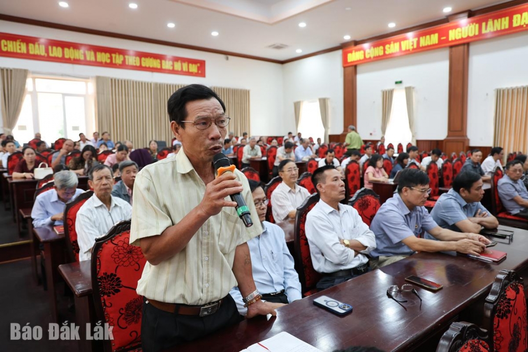 Đại biểu tham gia ý kiến thảo luận tại hội nghị.