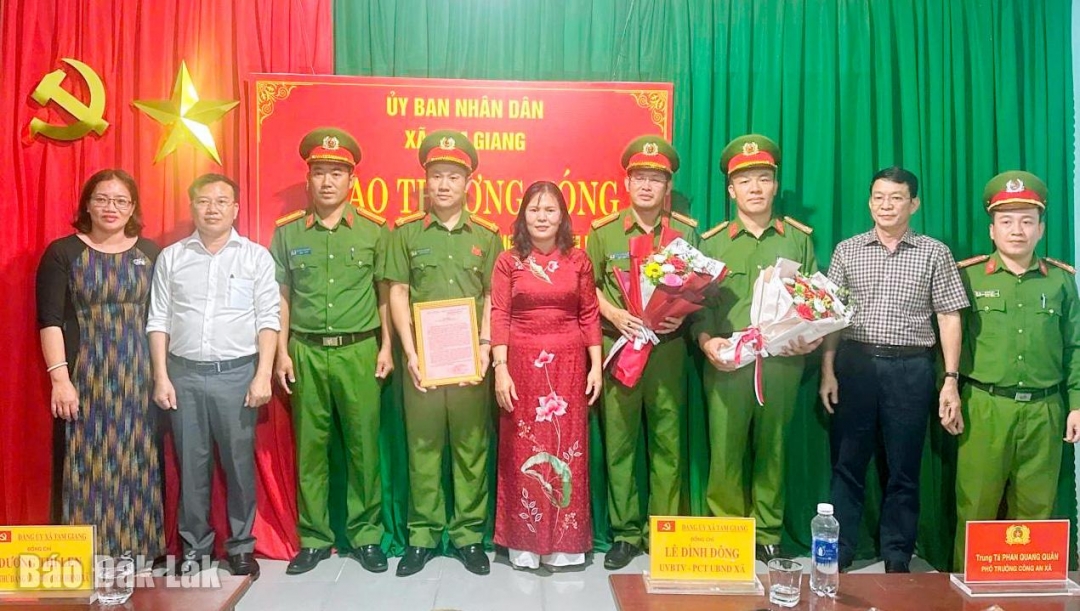 Lãnh đạo Đảng ủy, UBND xã Tam Giang trao Thư khen tặng tập thể Công an xã Tam Giang.