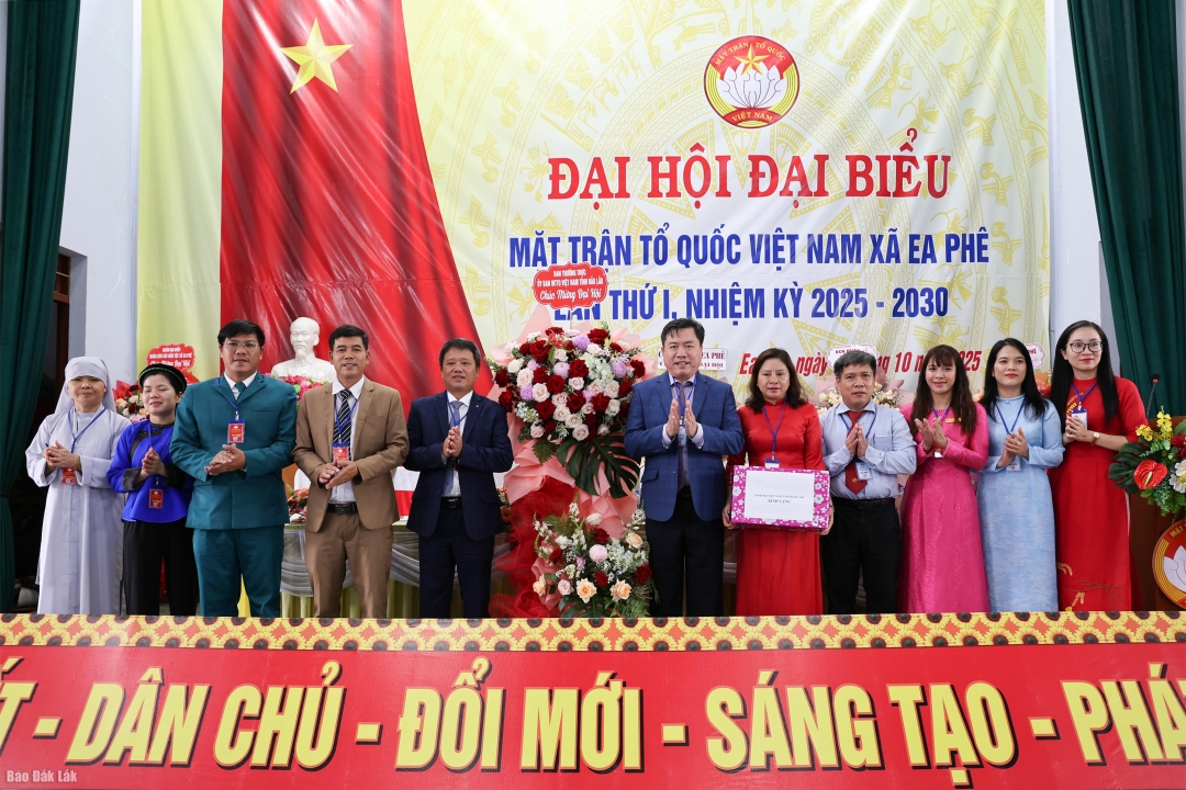 Ủy viên Ban Thường vụ Tỉnh ủy, Phó Chủ tịch Thường trực Ủy ban MTTQ Việt Nam tỉnh Trần Hữu Thế tặng hoa và quà chúc mừng đại hội.
