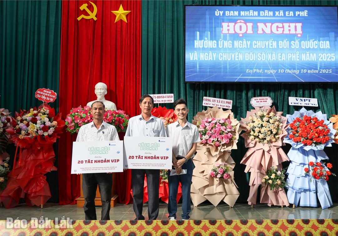 Đại diện Công ty cổ phần Công nghệ và giải pháp OGORI BLOCKCHAIN VIETNAM tặng ứng dụng sách nói cho 2 trường học trên địa bàn xã Ea Phê.