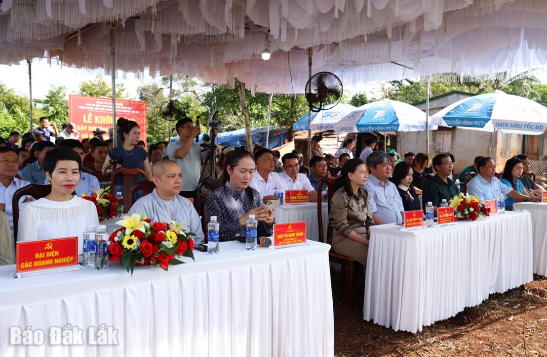 Đại biểu tham gia chương trình Bước cùng nhân dân.