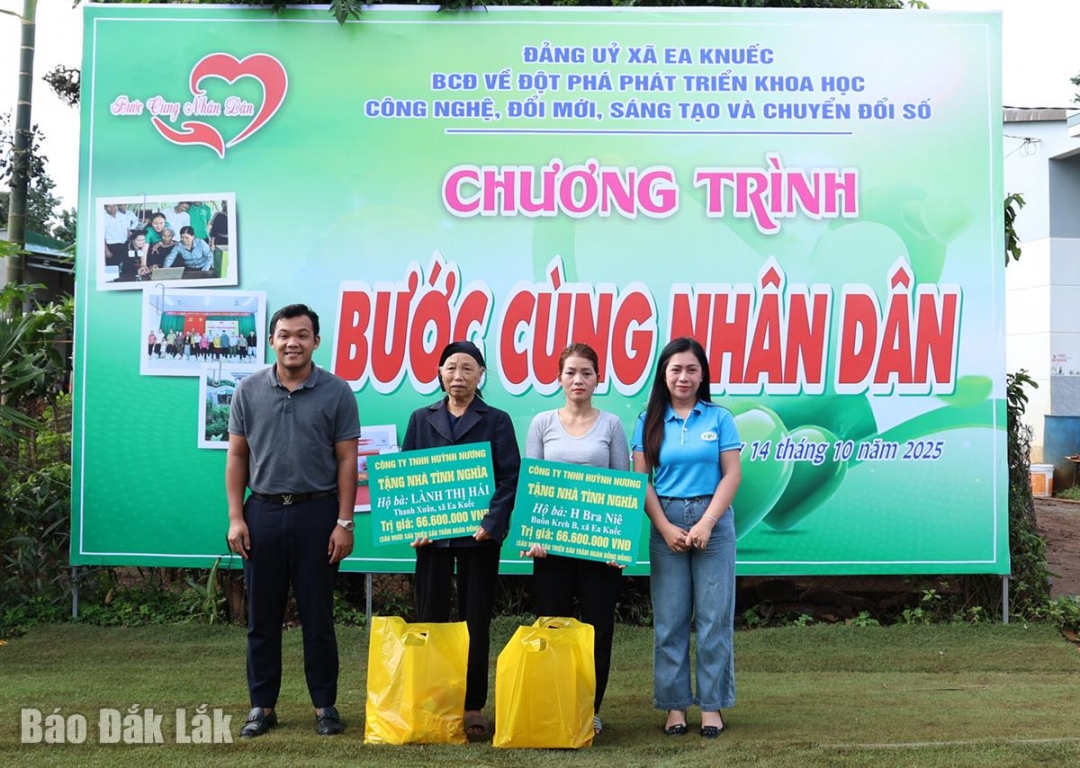 Công ty TNHH Huỳnh Nương trao kinh phí xây dựng nhà tình nghĩa cho các hộ đặc biệt khó khăn.