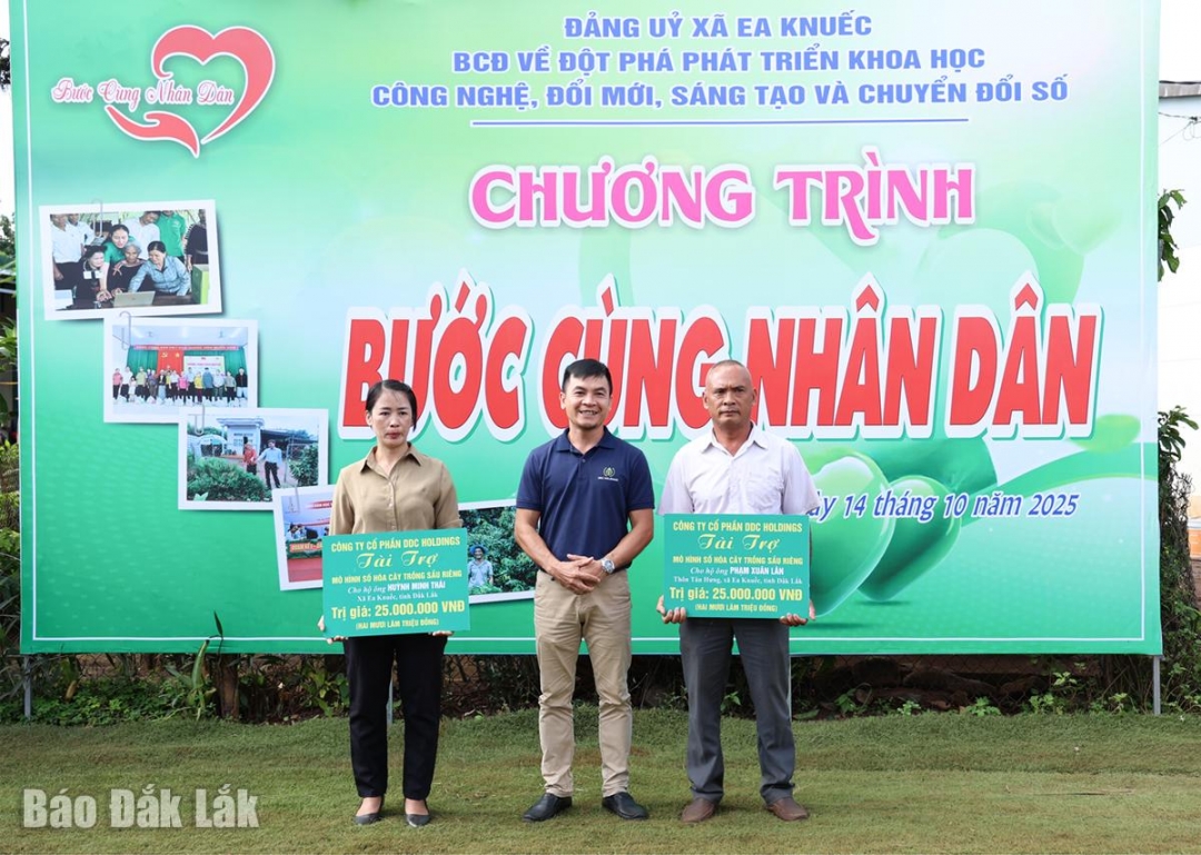 Công ty Cổ phần DDC Holdings đã trao tặng mô hình Ứng dụng công nghệ số hóa để nâng cao giá trị tài sản nông nghiệp cho nông dân xã Ea Knuếc.